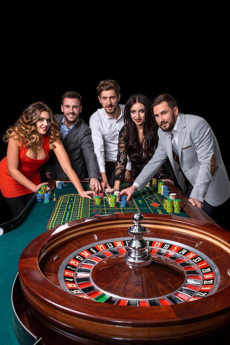 Permainan Roulette aktif dengan streaming dealer Layar permainan aktif Roulette dengan tombol taruhan dan streaming video dealer