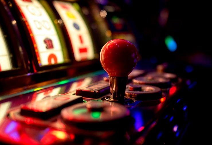 Roda fisik berputar dalam streaming video langsung Roda roulette yang berputar dengan bola dalam permainan langsung